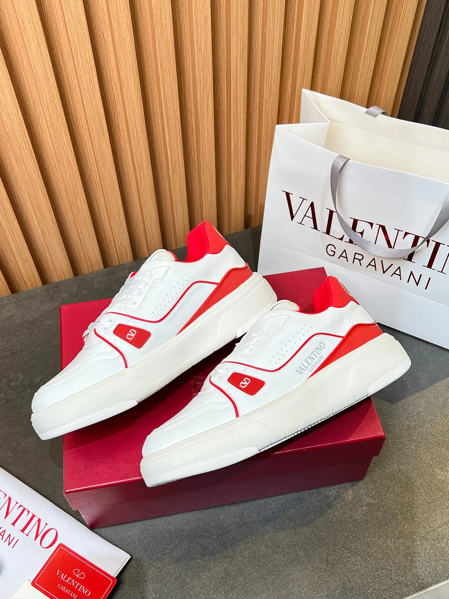 👟👟Ex-factory price 680👟👟 𝑽𝒂𝒍𝒆𝒏𝒕𝒊𝒏𝒐Valentino 𝑶𝒏𝒆𝑺𝒕𝒖𝒅 Couple's sneaker series Valentino 2025 latest couple's sneakers same style for celebrities Hot sale. The original ZP was purchased and dismantled. Repeated printing and modification. Trying to restore the original version 1:1! Top luxury masterpiece, soft and comfortable, combining fashion and leisure, bringing excellent and elegant texture and excellent on-foot comfort. Top purchasing version upper: imported calfskin surface/original oil edge craftsmanship. Lining: water-dyed cowhide lining. Outsole: original development 𝐓𝐏𝐔 two-color combination outsole. Packaging: original configuration complete package. Code number: 34-44
